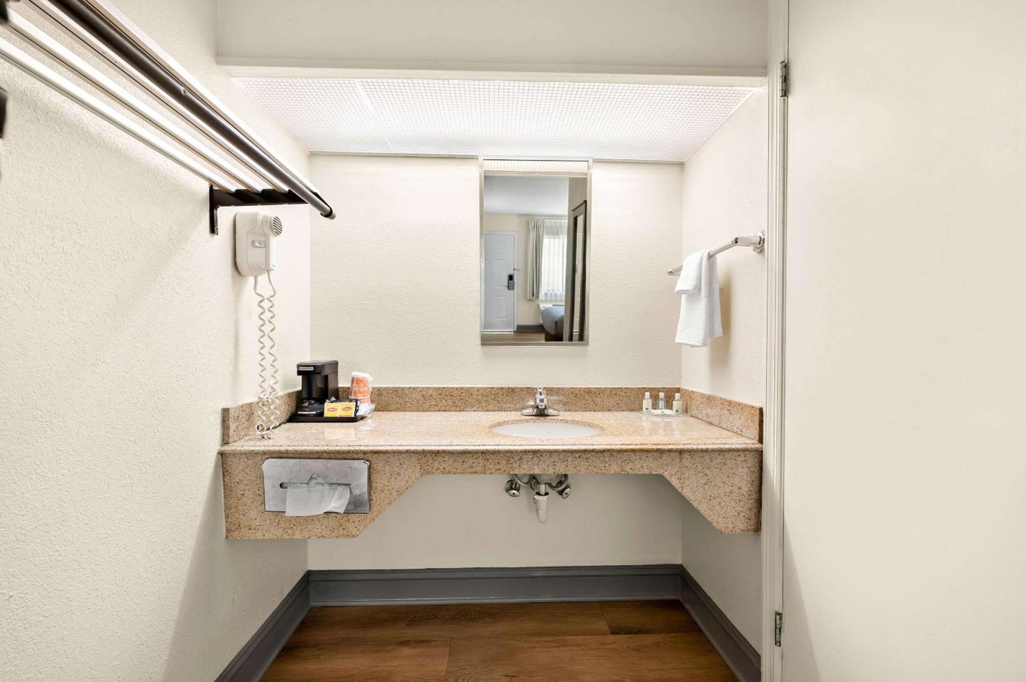 Quality Inn Pelham I-65 Exit 246 Екстер'єр фото