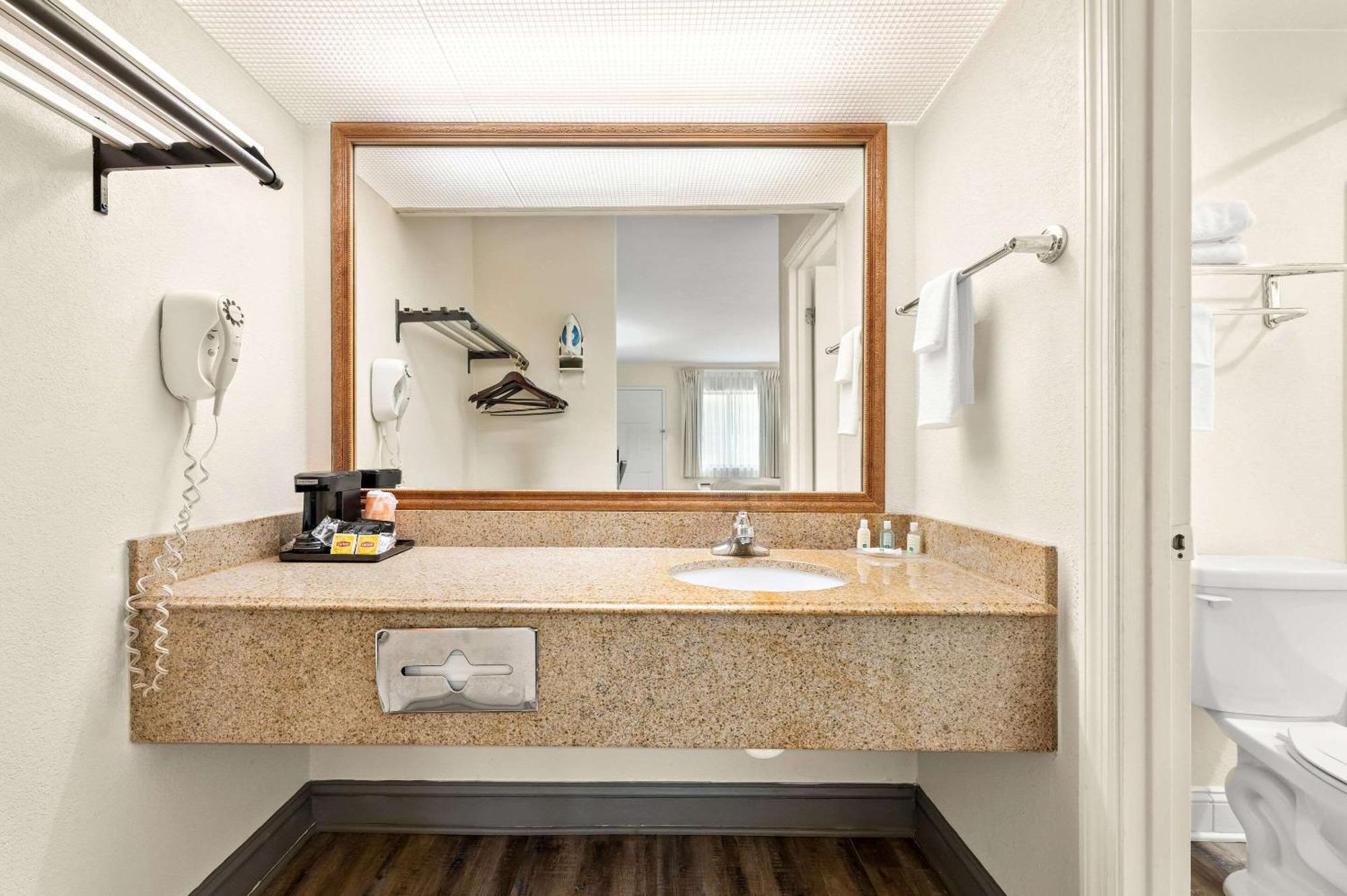 Quality Inn Pelham I-65 Exit 246 Екстер'єр фото