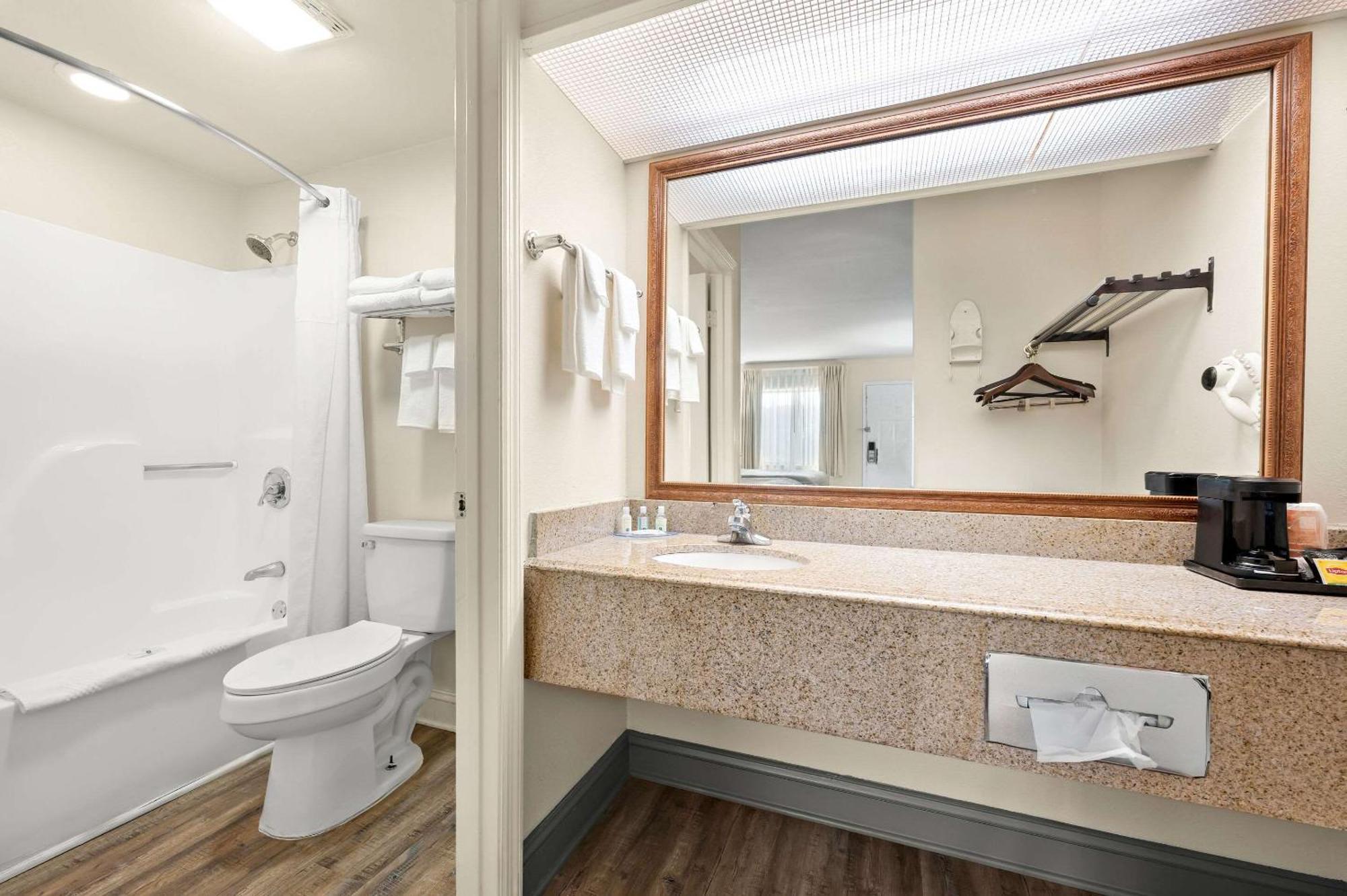Quality Inn Pelham I-65 Exit 246 Екстер'єр фото